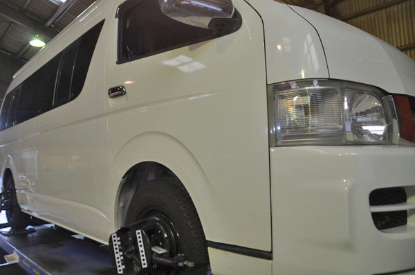 TRH229W ハイエース グランドキャビン 四輪アライメント調整