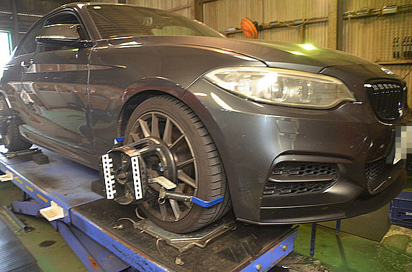 F22 BMW M235i 四輪アライメント調整