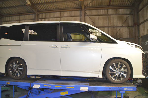 ZWR90W ヴォクシー 車高調に交換と四輪アライメント調整
