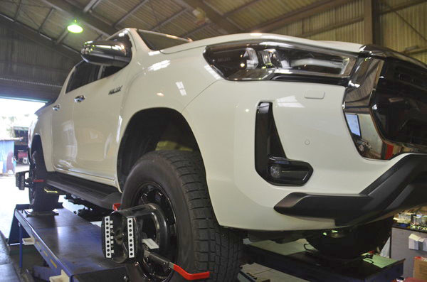 ハイラックス GUN125 リアブロック取付 1G締め直しと四輪アライメント調整