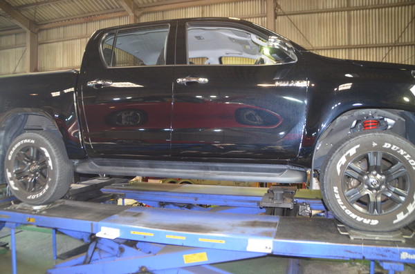 ハイラックス GUN125 フロントリフトアップコイル交換と四輪アライメント調整