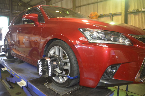 レクサス CT200h ZWA10 四輪アライメント調整