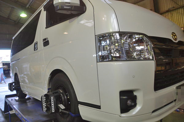 ハイエース GDH201V 1G締め直しと四輪アライメント調整