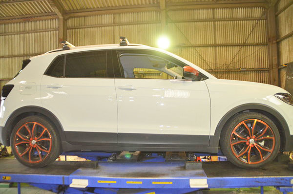 フォルクスワーゲン Tクロス ダウンサスに交換と四輪アライメント調整