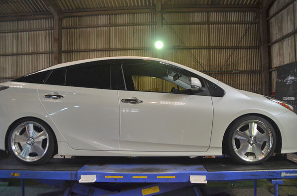 ZVW50 プリウス ダウンサスに交換と四輪アライメント調整