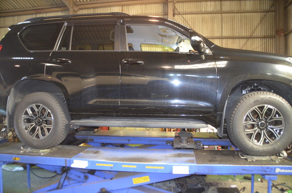 ランドクルーザープラド GDJ150W サスペンション交換と四輪アライメント調整