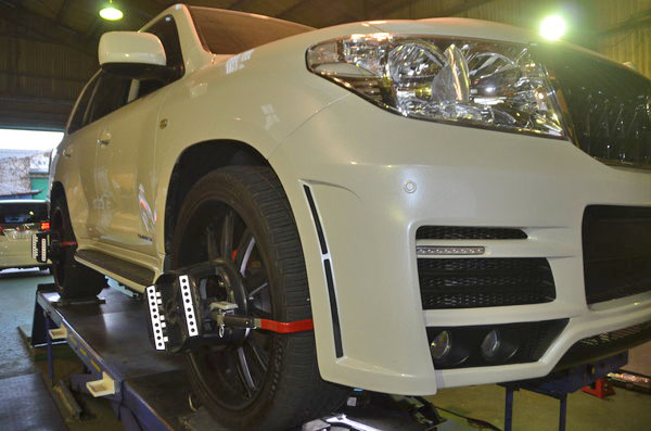 ランドクルーザー UZJ200 四輪アライメント調整