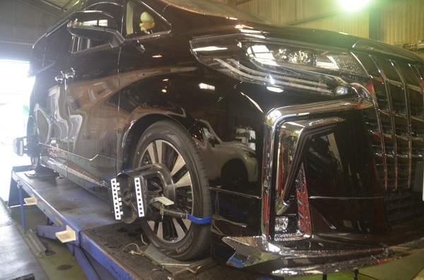 AGH30W アルファード 1G締め直しと四輪アライメント調整