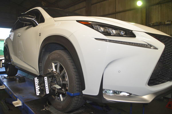 AYZ10 レクサス NX300h 四輪アライメント調整