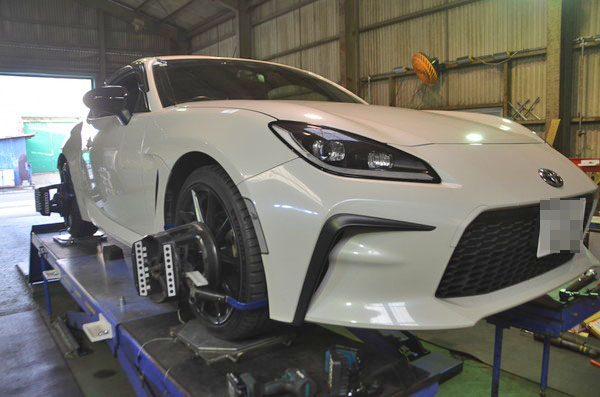 GR86 ZN8 1G締め直しと四輪アライメント調整