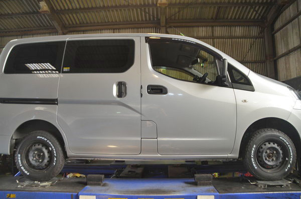 VM20 NV200 リフトアップ取付と四輪アライメント調整