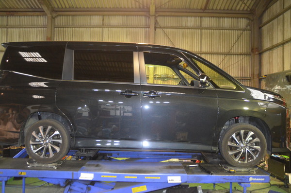 ZWR90W ヴォクシー 車高調交換と四輪アライメント調整