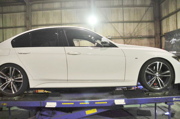 BMW F30 320i ダストブーツ、バンプラバー交換 四輪アライメント調整