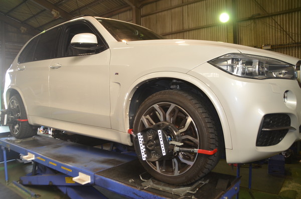 BMW F15 X5 四輪アライメント調整