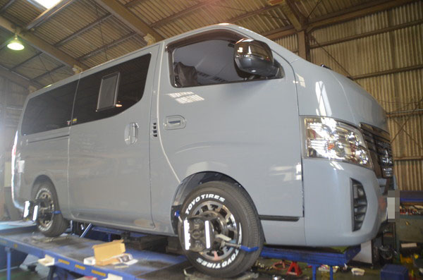 キャラバン VR2E26 SPOONリジカラ取付 1G締め直し 四輪アライメント調整