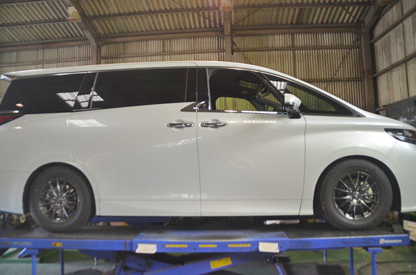 アルファード ハイブリッド AAHH45W 1G締め直し 車高調整 四輪アライメント調整