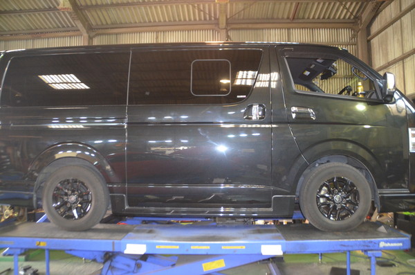 ハイエース GDH201V 玄武ローダウンブロック取付 四輪アライメント調整