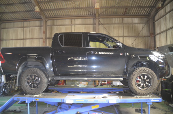 ハイラックス GUN125 リフトアップ取付と四輪アライメント調整