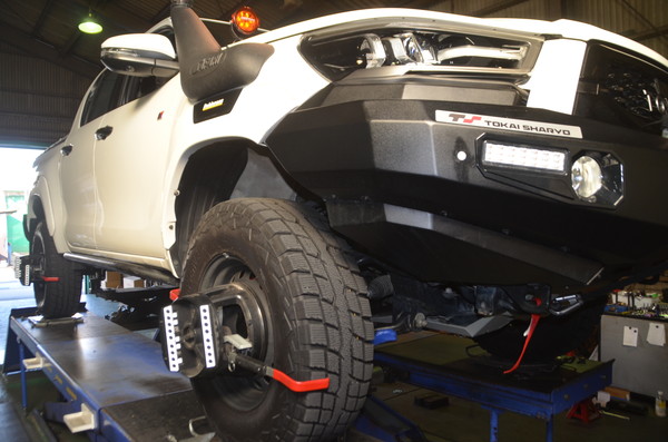 ハイラックス GUN125 1G締め直しと四輪アライメント調整