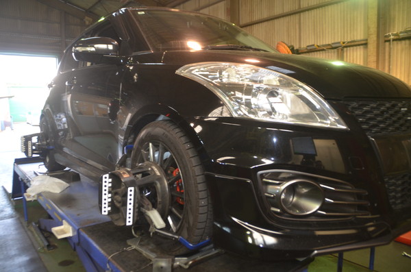 ZC32S スイフトスポーツ 1G締め直し  四輪アライメント調整 ハブボルト交換