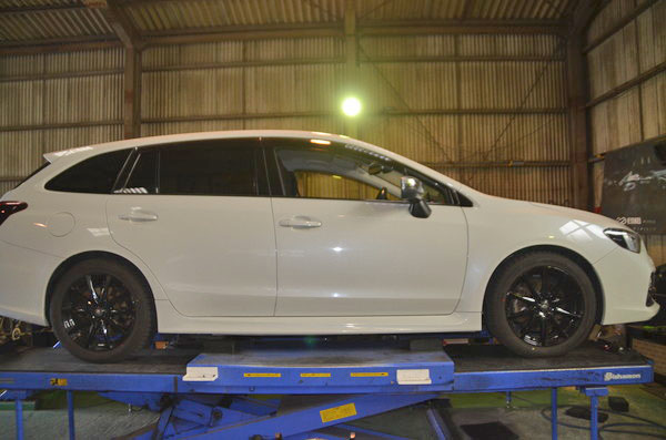 レヴォーグ VM4 TEINのショックに交換と四輪アライメント調整