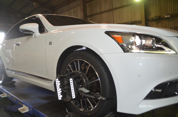 LS460 Fスポーツ USF40 タイヤ交換と四輪アライメント調整