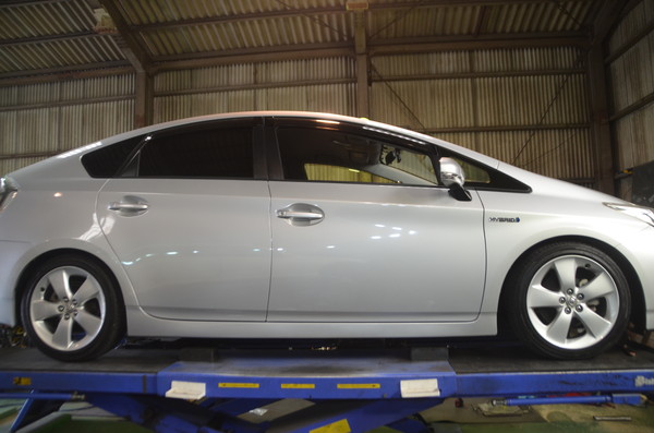 ZVW30 プリウス 車高調交換と四輪アライメント