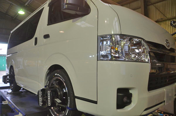 ハイエース GDH201V 1G締め直しと四輪アライメント