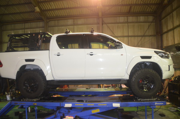 ハイラックス GUN125 ジャオスリフトアップキット取り付けと四輪アライメント