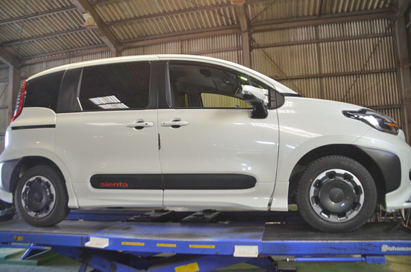 シエンタハイブリッド MXPL10G リフトアップコイルに交換と四輪アライメント