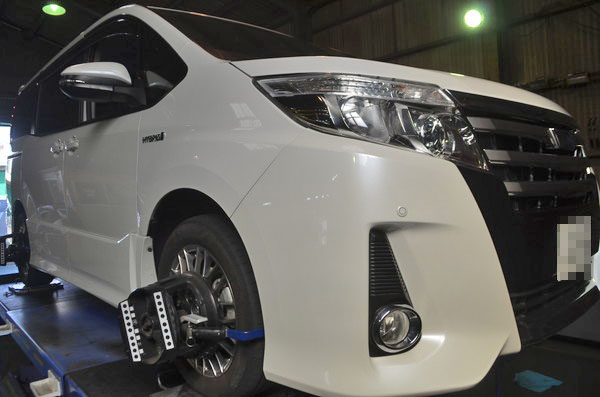 ZWR80G ノア 四輪アライメント